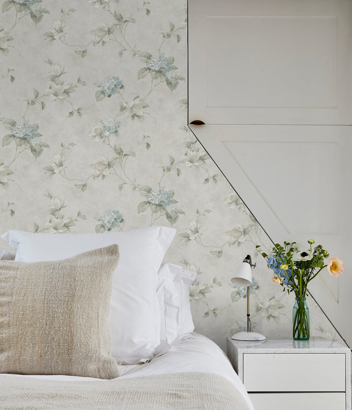 Magnolia Light Blue Hydrangea Trail Wallpaper with Botanical Floral Pattern, Country Style - Chesapeake 3123-76306