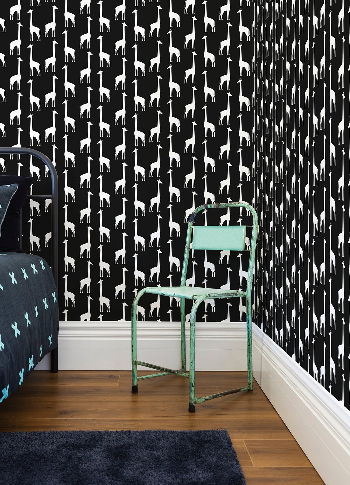 Vivi Black Giraffe Wallpaper with Kids Safari Motif - Chesapeake 4060-139062