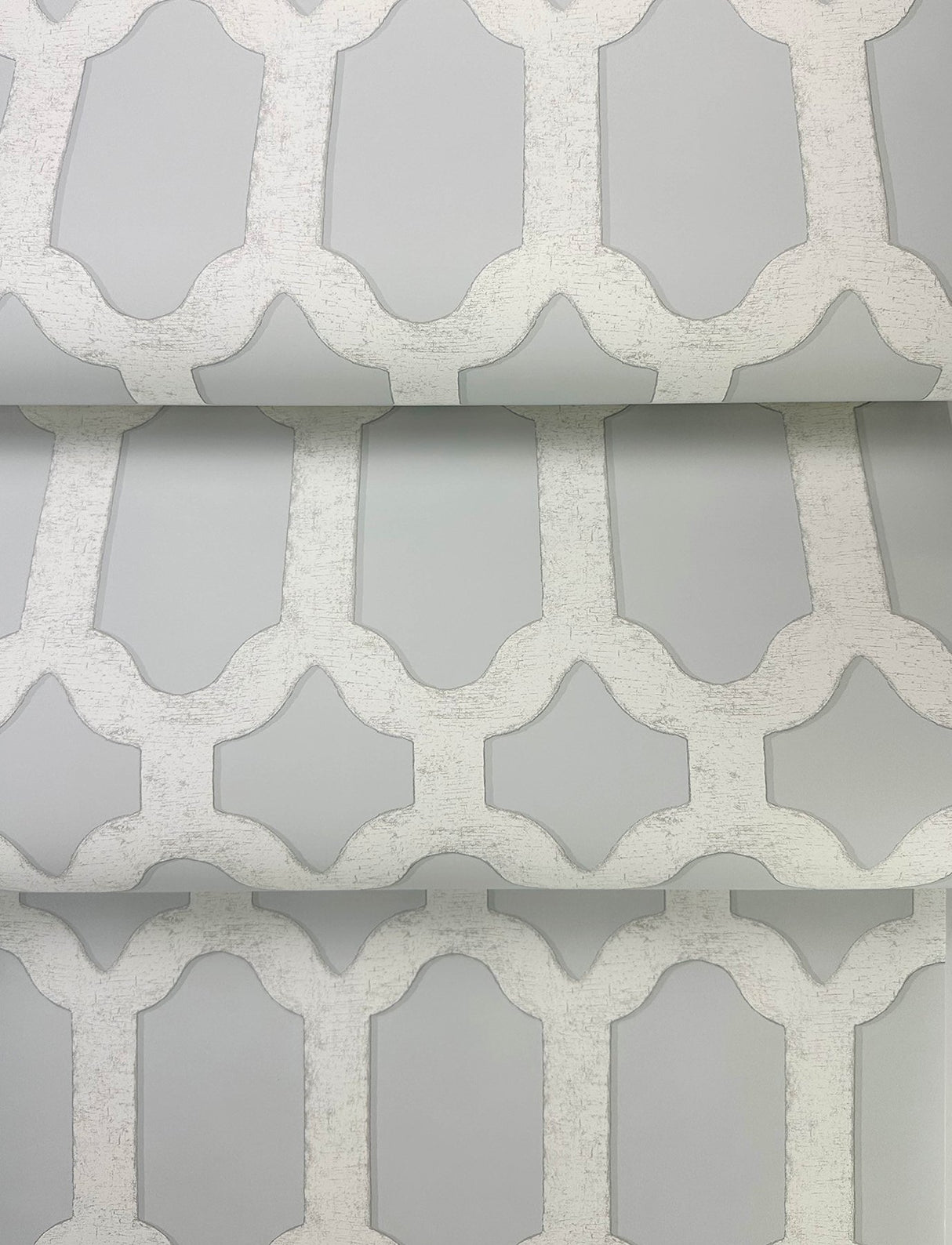 Chervil Sky Blue Trellis Wallpaper with Geometric Quatrefoil Pattern, Coastal Sure Strip - Chesapeake 4134-72543