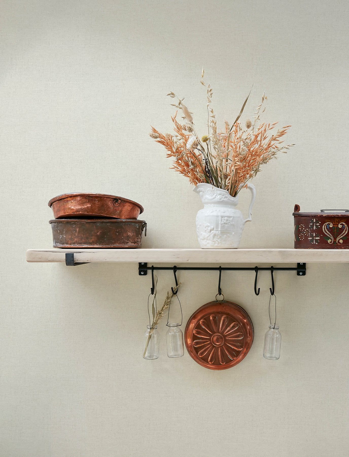 Chambray Dove Fabric Weave Wallpaper with Textured Sure Strip in Transitional Fabric Textures Pattern - Chesapeake 4134-72551