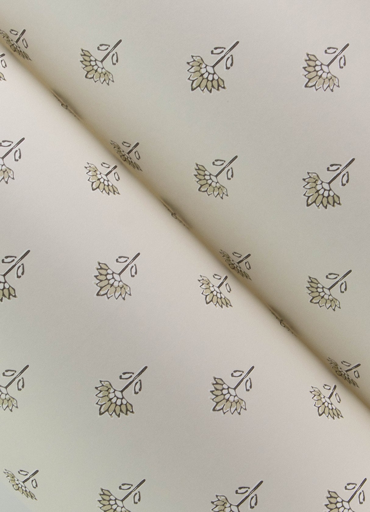 Surdiva Ivory by Chesapeake Floral Fan Wallpaper- Brewster Home Fashions 4148-27457