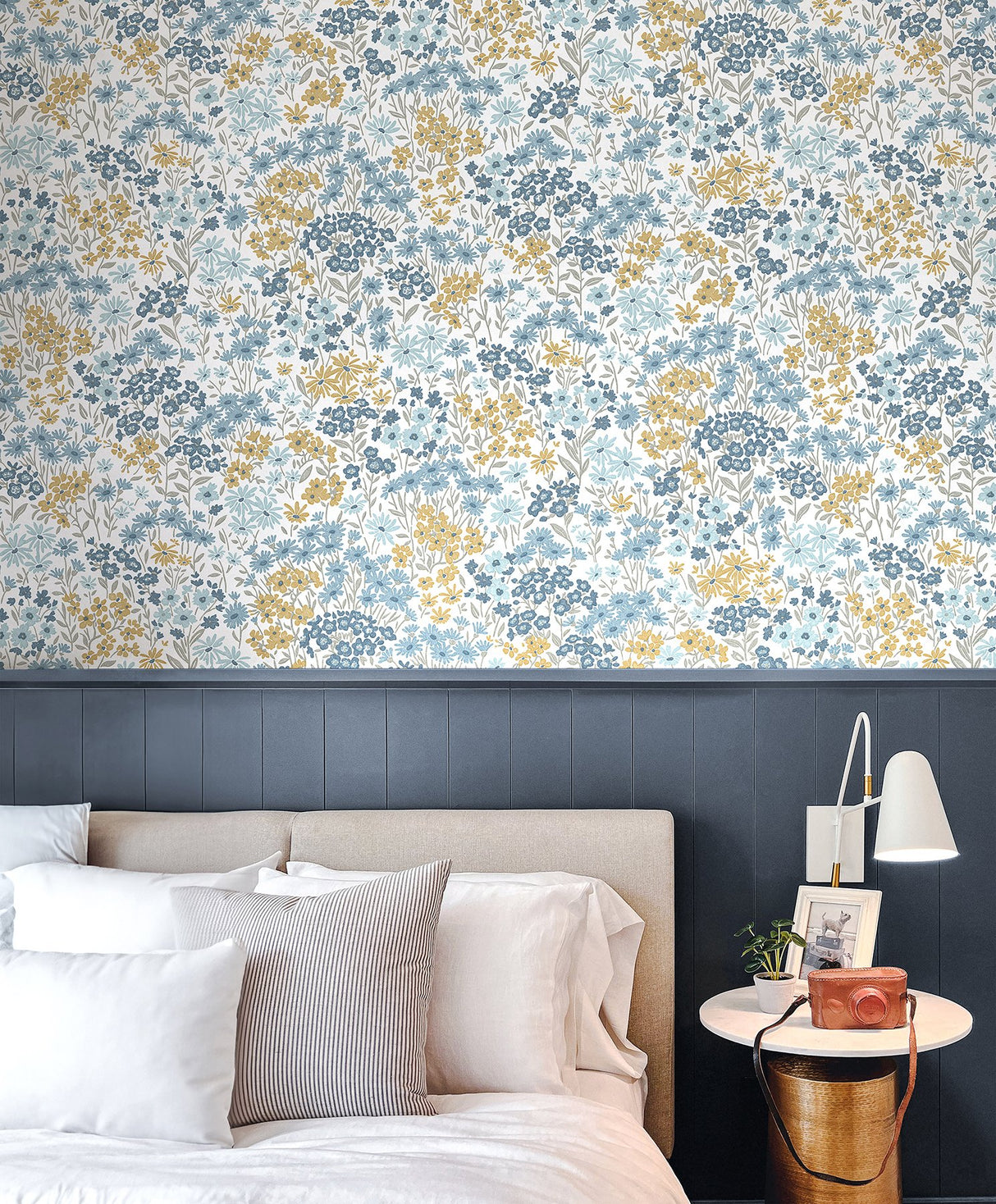Ditsy Light Blue Daisies Wallpaper with Bohemian Botanical Floral Pattern - Advantage 4164-M1814
