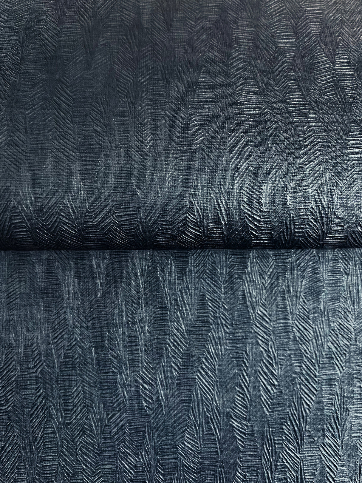Bryson Navy by Warner Feathered Texture Wallpaper – Brewster Home Fashions 4174-4653