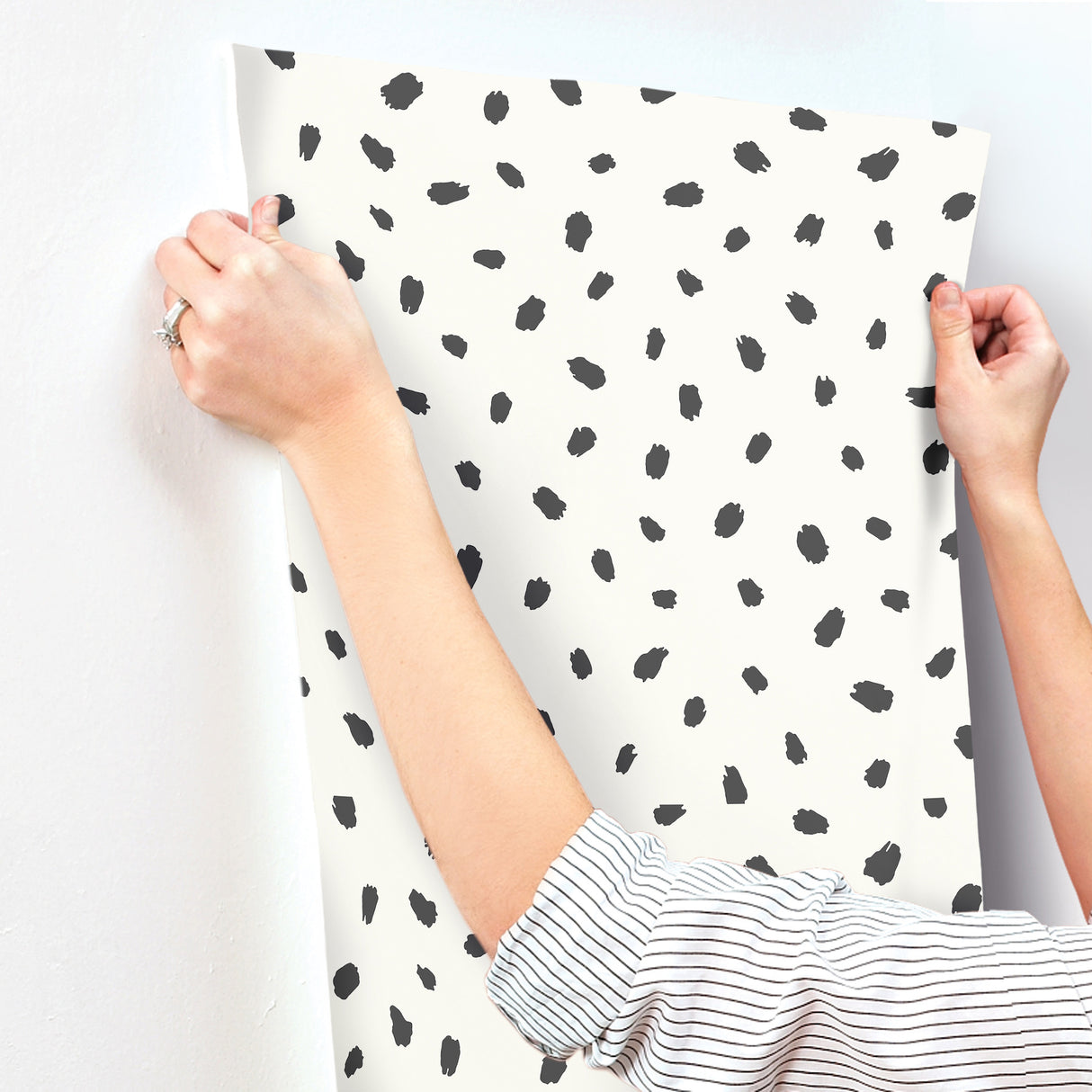 Animal Spots Black by Advantage Polka Dot Wallpaper – Brewster Home Fashions 4203-27542