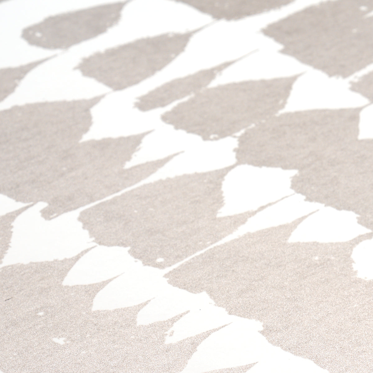 Queen of Spain Warm Silver by Schumacher Painterly Mid-Century Modern Wallpaper – Schumacher 5005880