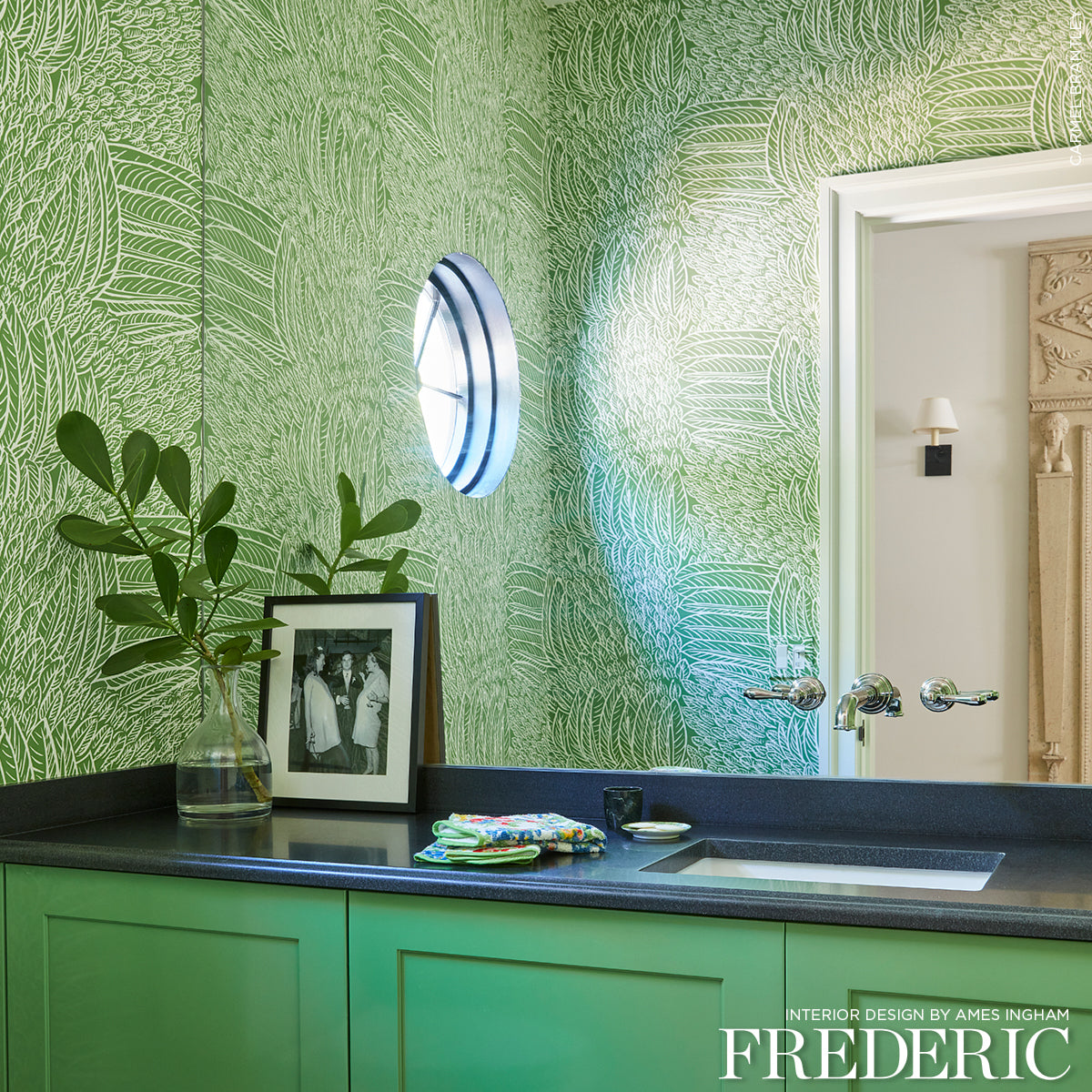 Featherfest Leaf by Schumacher Graphic Green Feather Wallpaper – Schumacher 5007563