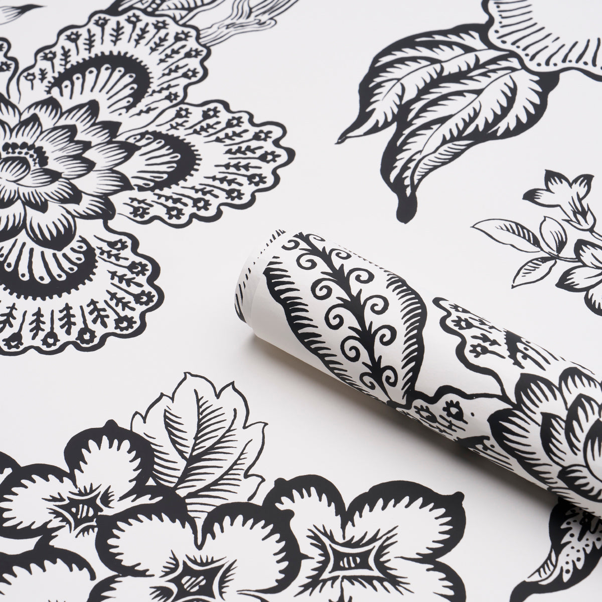 Hothouse Flowers Silhouette Black and White Wallpaper by Celerie Kemble – Schumacher 5015323