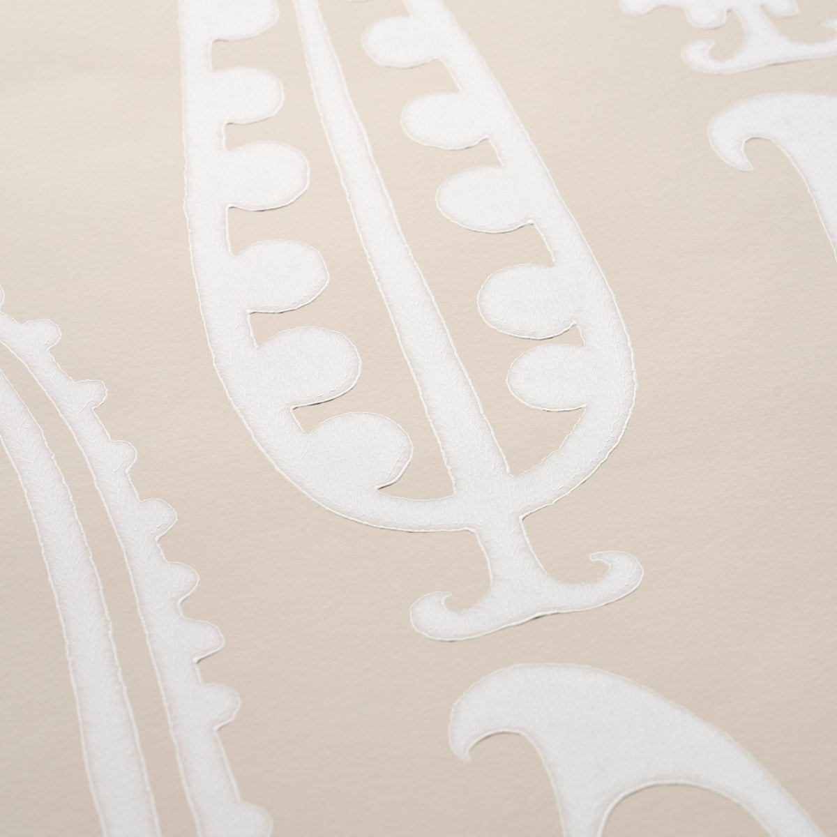 Paisley Peas Natural by Drusus Tabor Modern Paisley Wallpaper – Schumacher 5015382