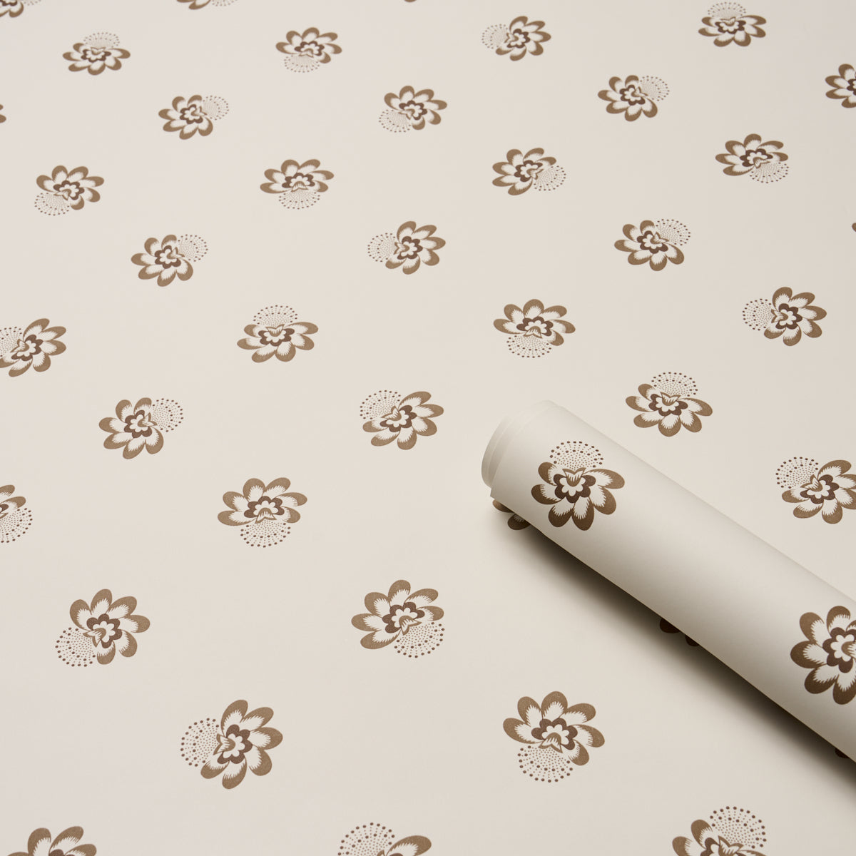 Auclair Floral Brown by Schumacher Small-Scale Tossed Flower Wallpaper – Schumacher 5016481