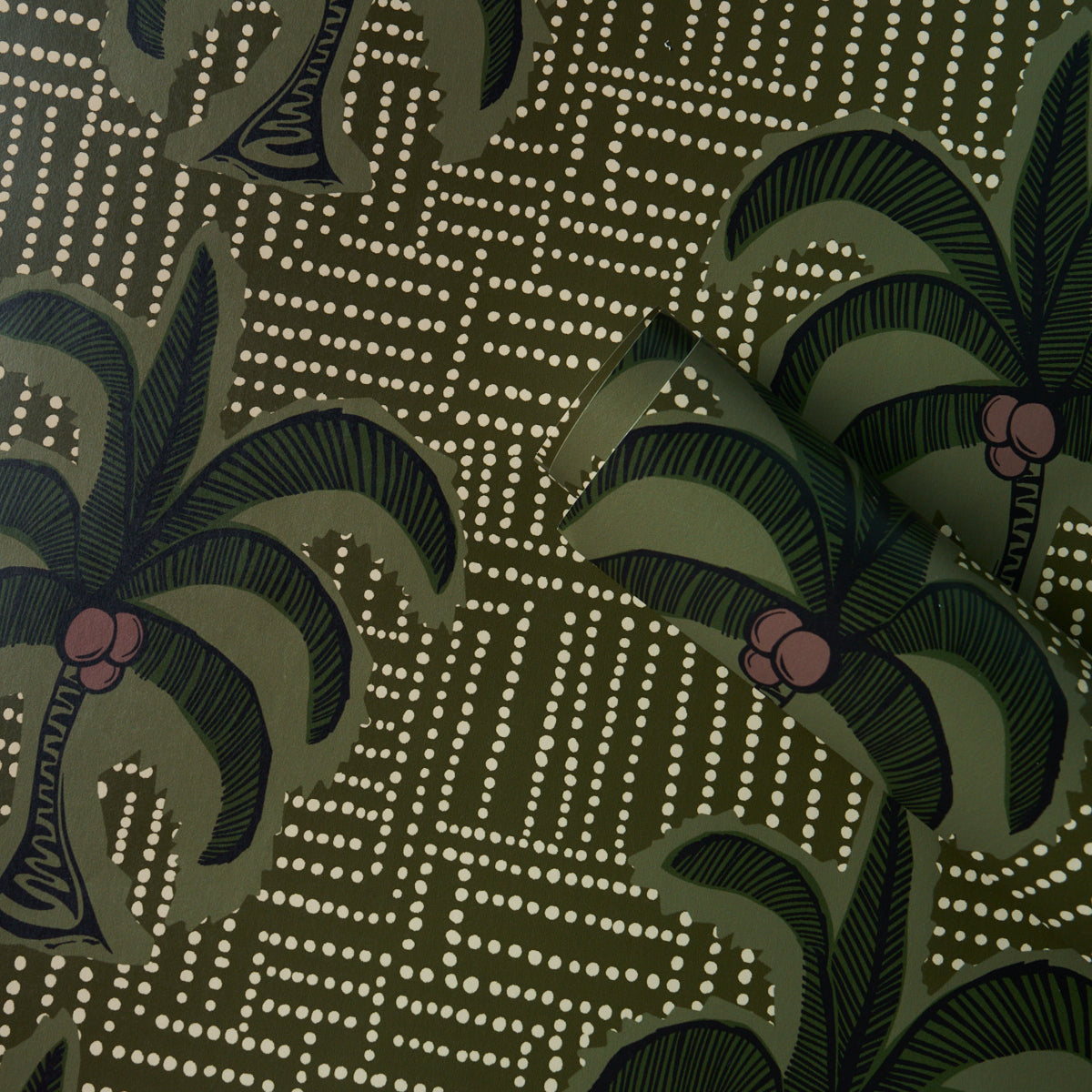 AGUA DE COCO Palm Tree Green by Johanna Ortiz Tropical Wallpaper – Schumacher 5017240
