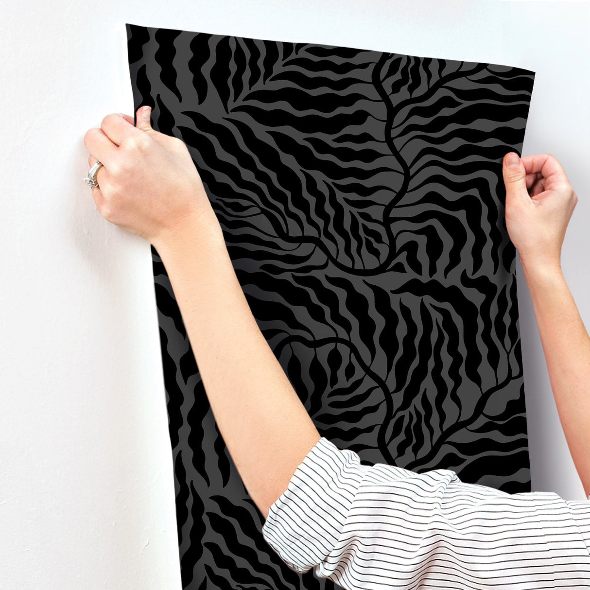 Fern Fronds Black Wallpaper with Metallic Effect - York AG2062