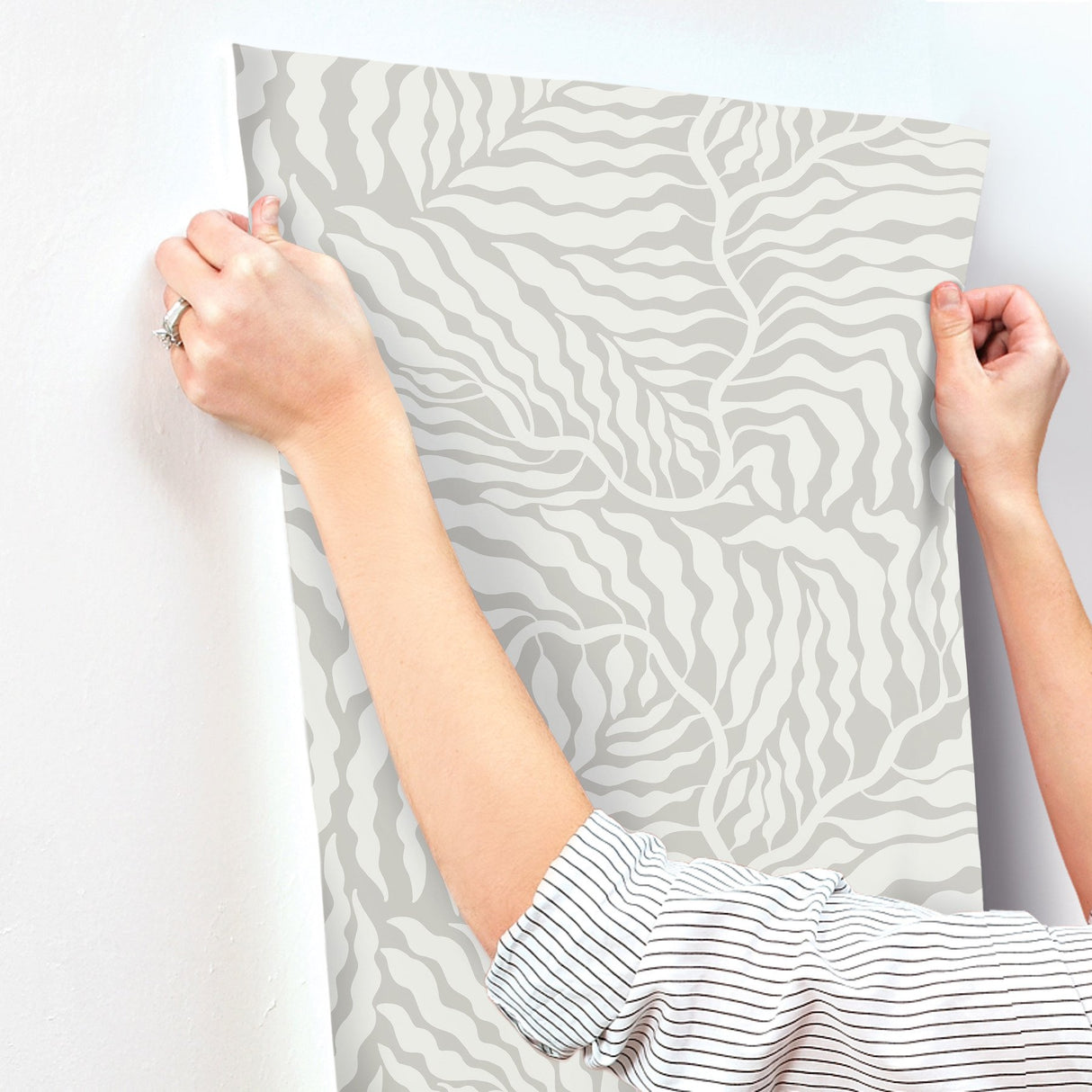 Fern Fronds Grey & White Wallpaper with Modern Botanical Pattern - York AG2064