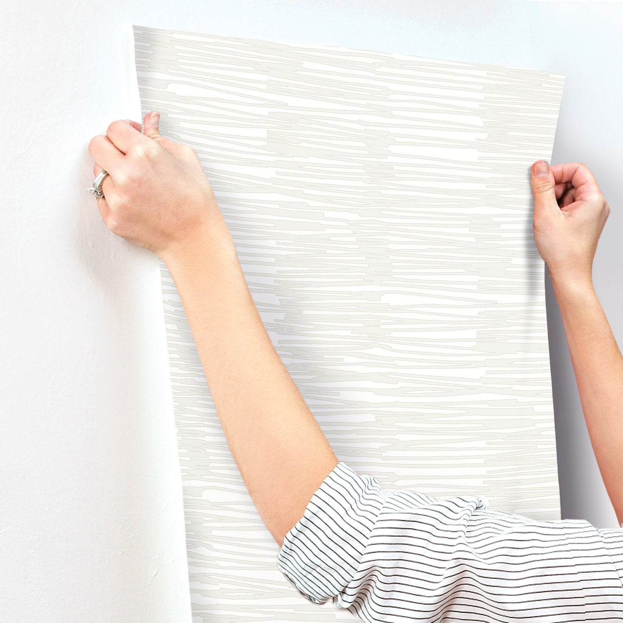 Water Reed Thatch Ivory & Glint Wallpaper with Metallic Modern Bohemian Pattern - York AG2096