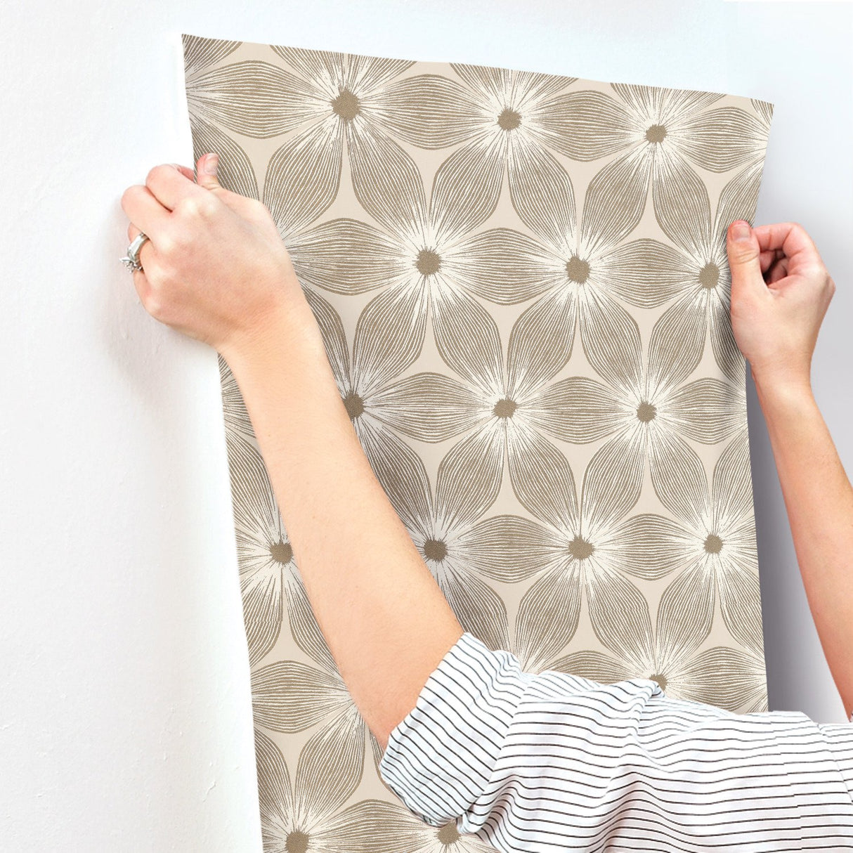 Everlasting Beige & Gold Wallpaper with Metallic Floral Motif - York CI2304