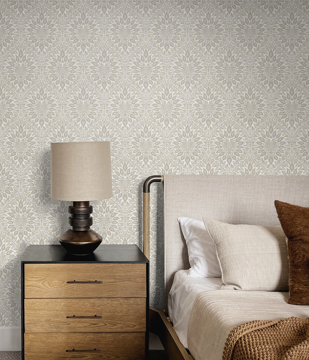 Luna Ogee Natural Cream by Legacy Prints Vintage Matte Nonwoven Ogee Wallpaper – Etten Studios ET12905