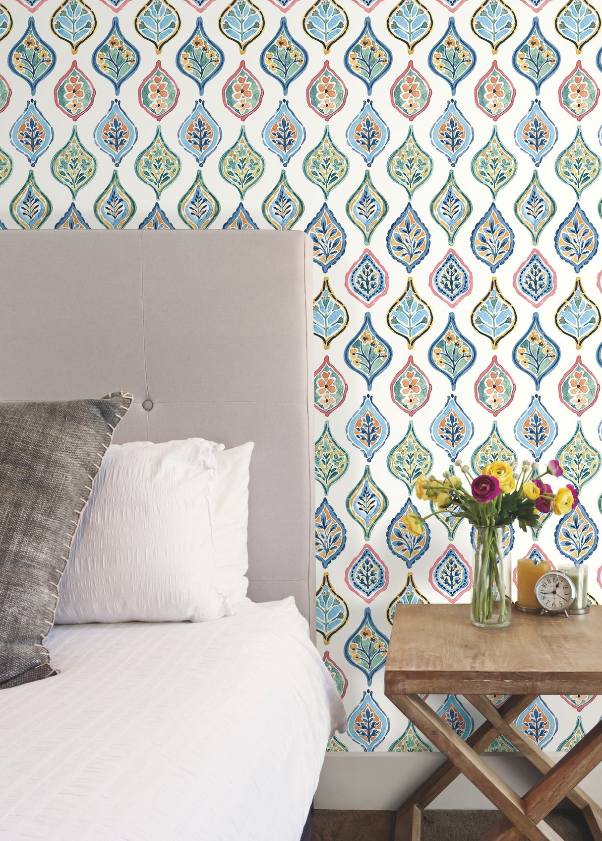 Marketplace Motif White & Multi Wallpaper with Bohemian Ogee Pattern - York MN1852