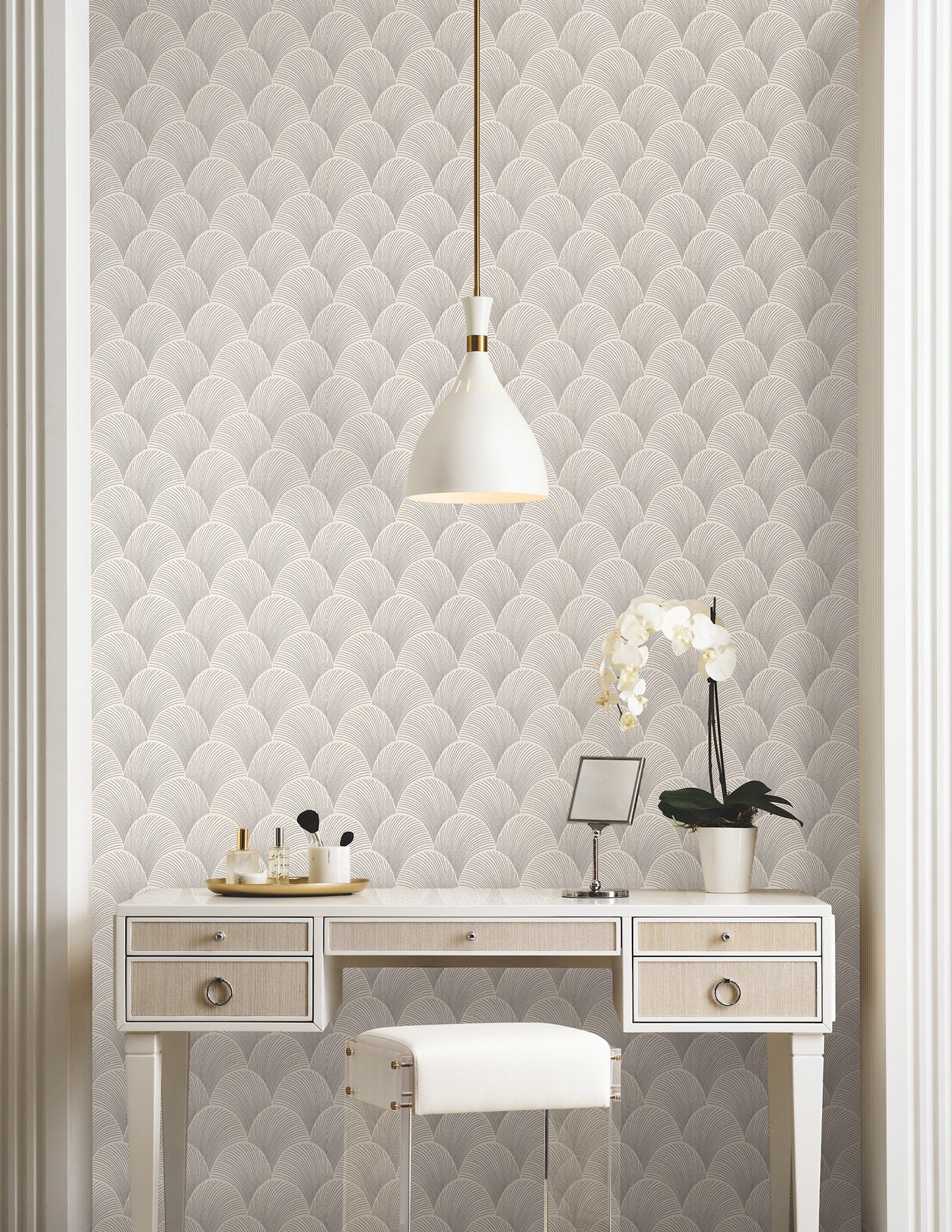 Metallic Cream Scallop Wallpaper with Glam Foil Motif - York NT6104