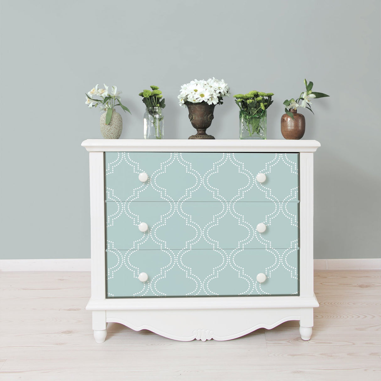 Quatrefoil Slate Blue Peel & Stick Wallpaper with Geometric Quatrefoil Pattern - NuWallpaper NU1826