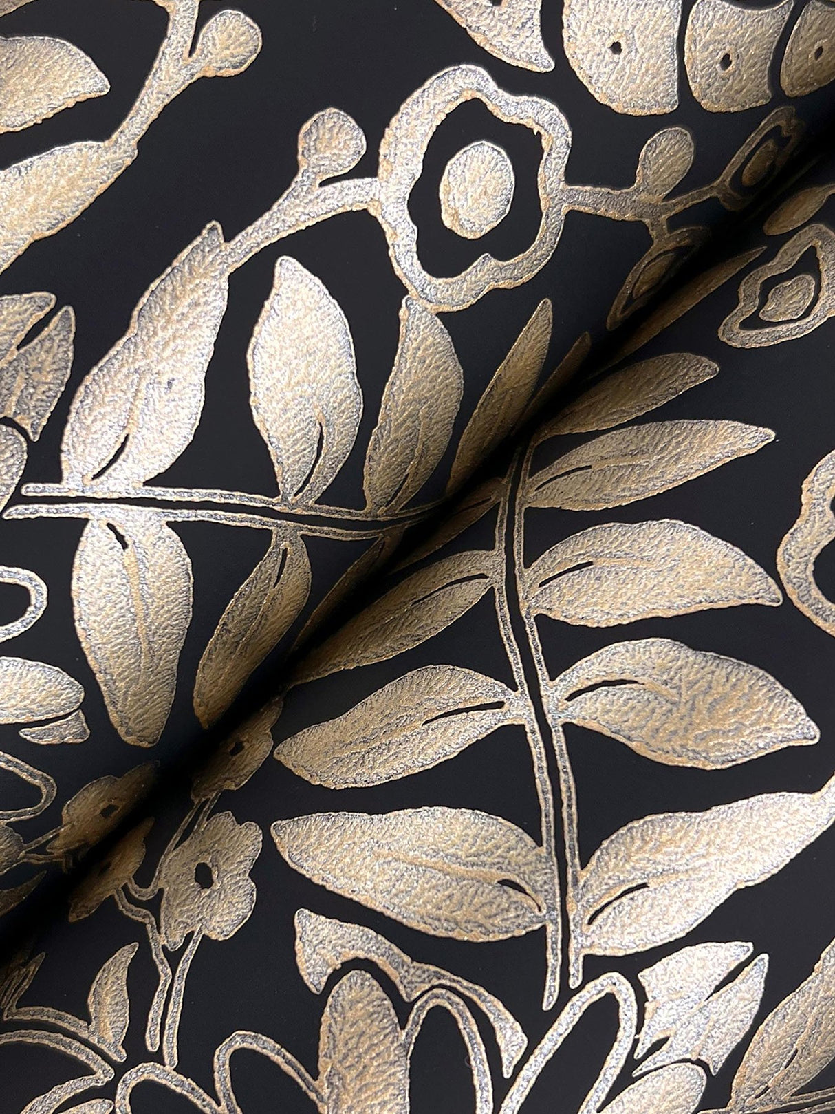 Pineapple Damask Black Wallpaper with Metallic Gold Pineapple Damask Pattern - York RF7483