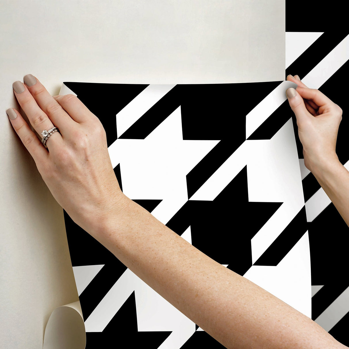 RuHoundstooth Black Peel & Stick Wallpaper with Modern Geometric Houndstooth Pattern - NuWallpaper RPS6147