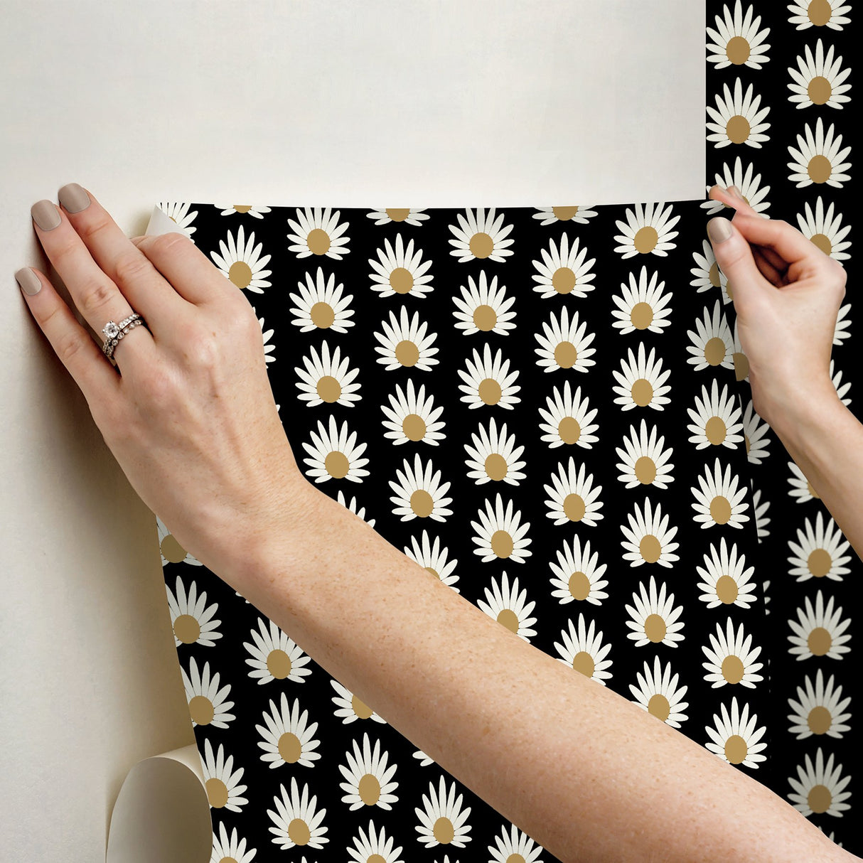 Fleur Black Peel & Stick Wallpaper with Retro Botanical Daisy Pattern - NuWallpaper SCS6058