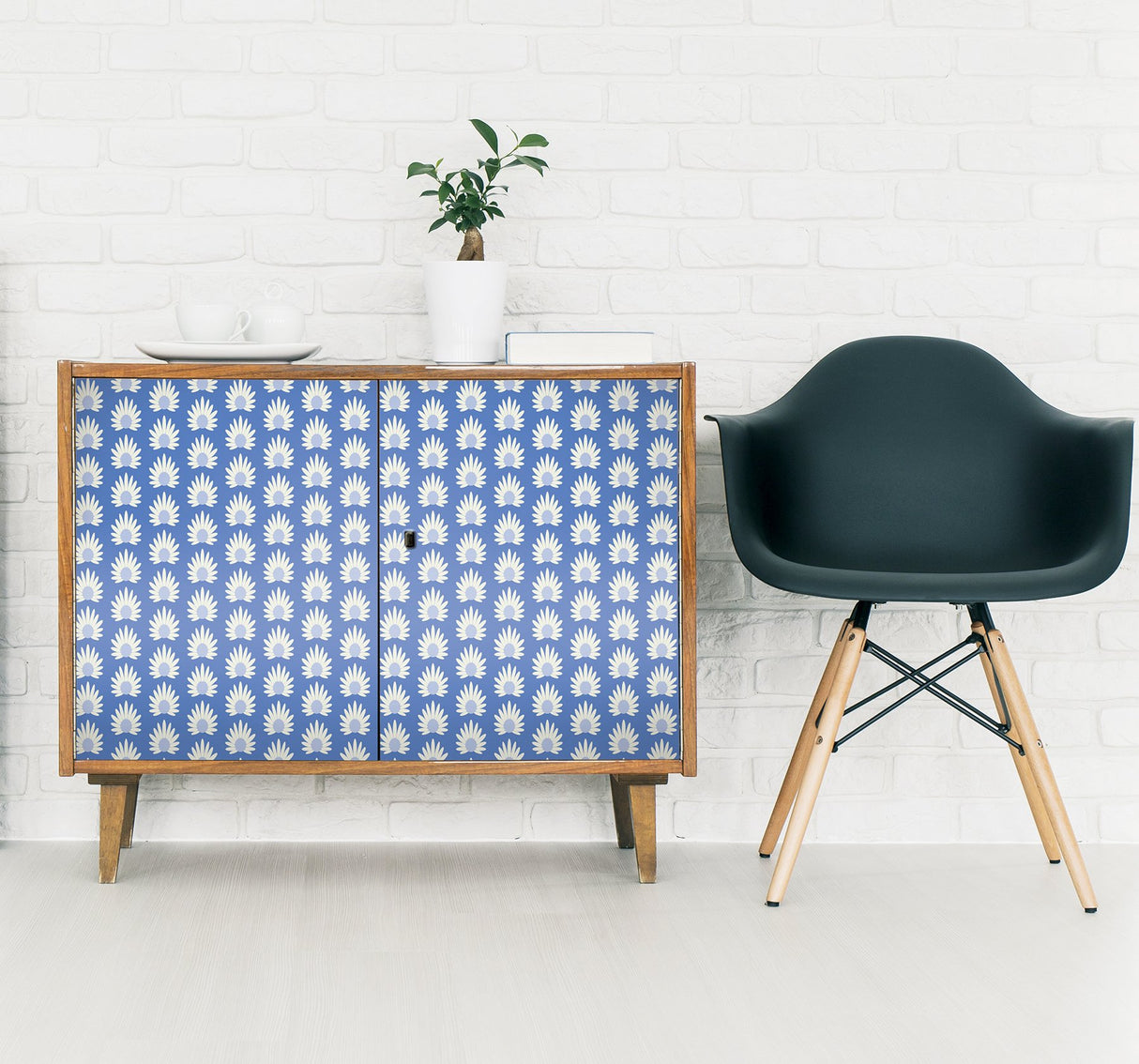 Fleur Azure Peel & Stick Wallpaper with Retro Botanical Daisy Pattern - NuWallpaper SCS6059