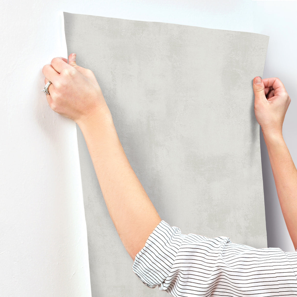 Italian Plaster Fog by York Wallcoverings Textured Vinyl Wallpaper – York Wallcoverings SI18563