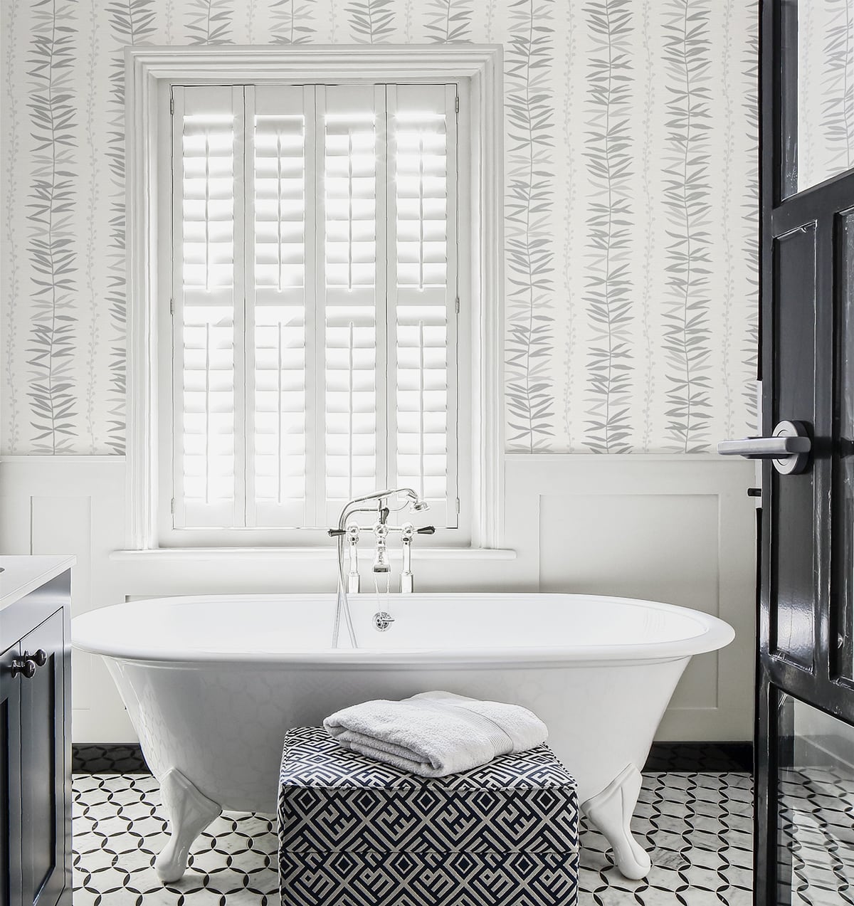 Summer Garland Smoke by The Simple Life Contemporary Botanical Non-Woven Wallpaper – Seabrook Designs SL80508
