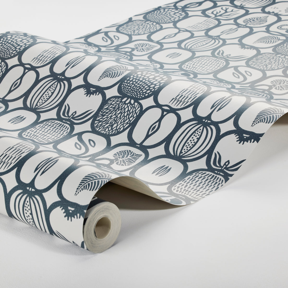 Fruktlåda Slate by Boråstapeter Retro Fruit Wallpaper – Schumacher 1973