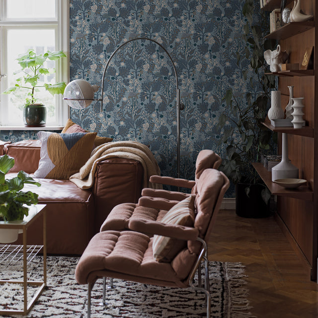 Turgräs Blue Whimsical Scandinavian Botanical Wallpaper – Boråstapeter Schumacher 2091