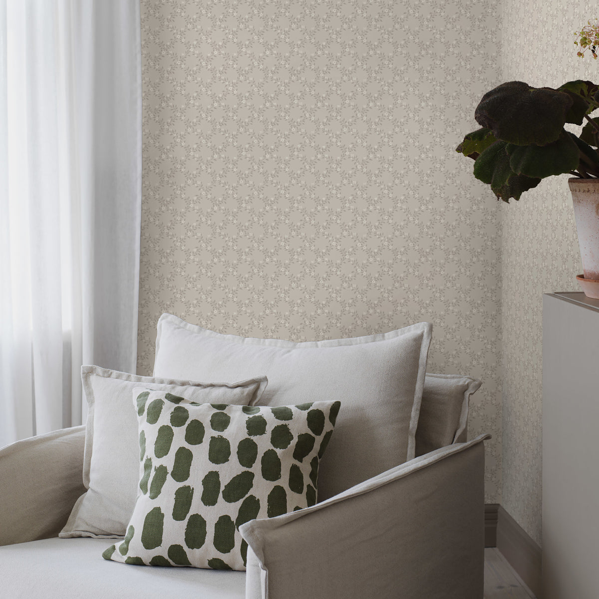 Sommarslöja Grisaille by Boråstapeter Classic Floral Lattice Wallpaper – Schumacher 3270
