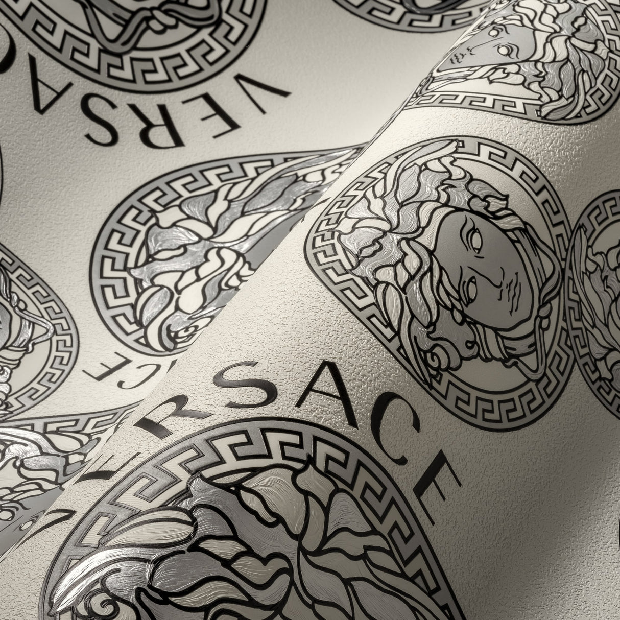 Dynasty Snowbound by Versace Volume 5 Medallion Vinyl Wallpaper – Versace 386102X