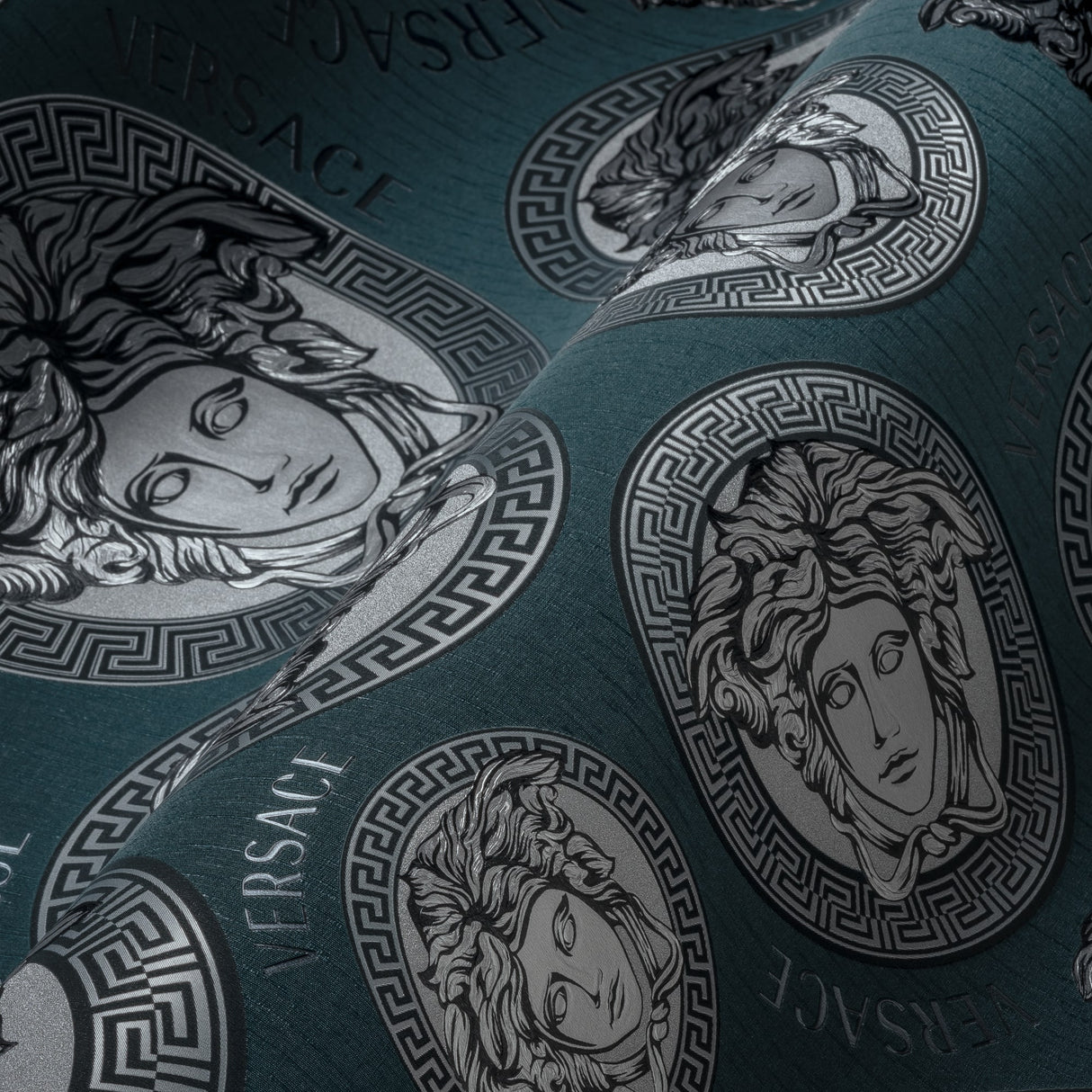 Monarch Oceanic by Versace Satin Heavyweight Vinyl Medallion Wallpaper – Versace 386111X
