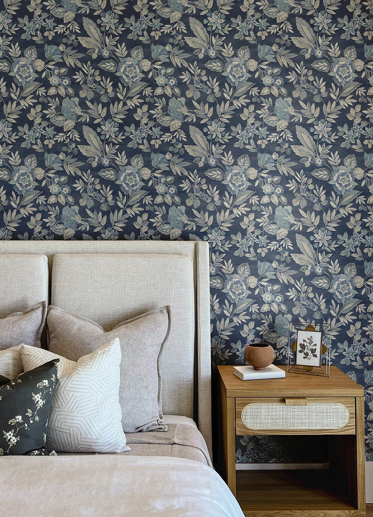 Begonia Indigo by Chesapeake PrintWorks 20.5 in x 33 ft Non Woven Floral Trail Wallpaper - Brewster Home Fashions 4148-27422-Sample