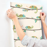 Chameleon Family Green by Advantage Canopy Stroll Wallpaper – Brewster Home Fashions 4203-27559