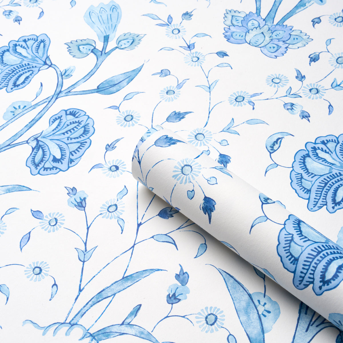 Khilana Floral Porcelain by Schumacher Jacaranda Collection Large-Scale Blue Floral Wallpaper – Schumacher 5009955