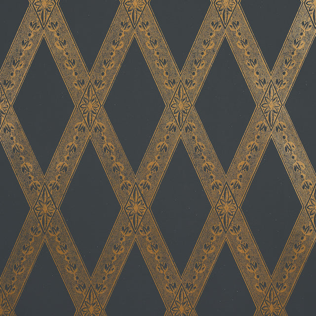 LES LOSANGES TOILE Gold on Black Trellis Wallpaper by Jill Lasersohn – Schumacher 5011362