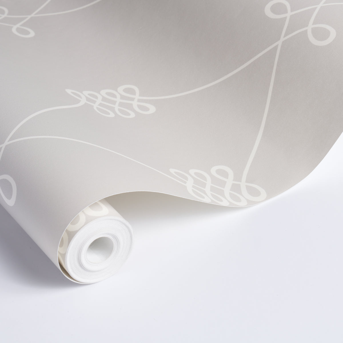Nicolette White on Grey Trellis Wallpaper – Schumacher 5013831