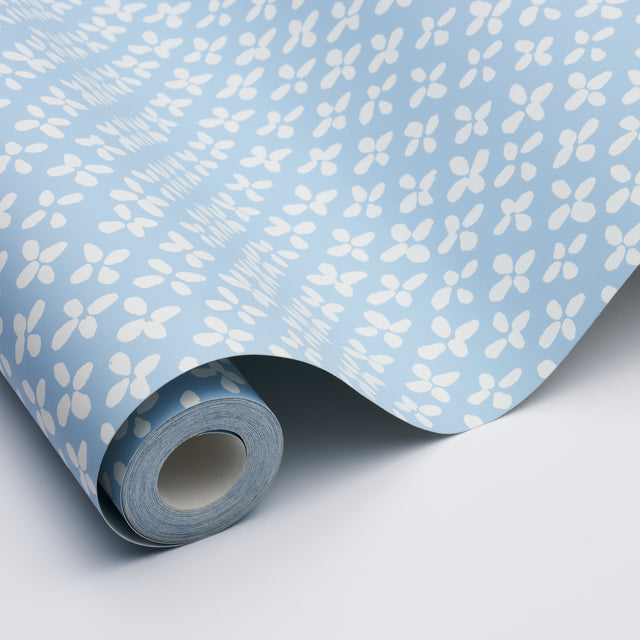 Emerson Ivory on Sky Blue Small-Scale Quatrefoil Wallpaper – Schumacher 5013940