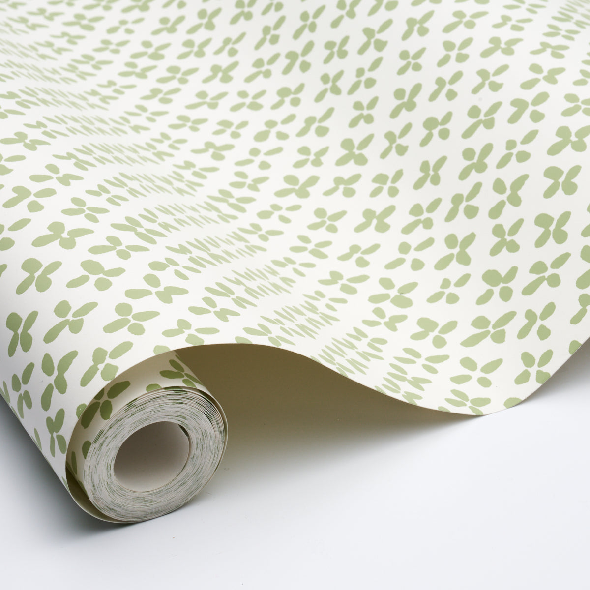 Emerson Green on Ivory Small-Scale Quatrefoil Print Wallpaper – Schumacher 5013942