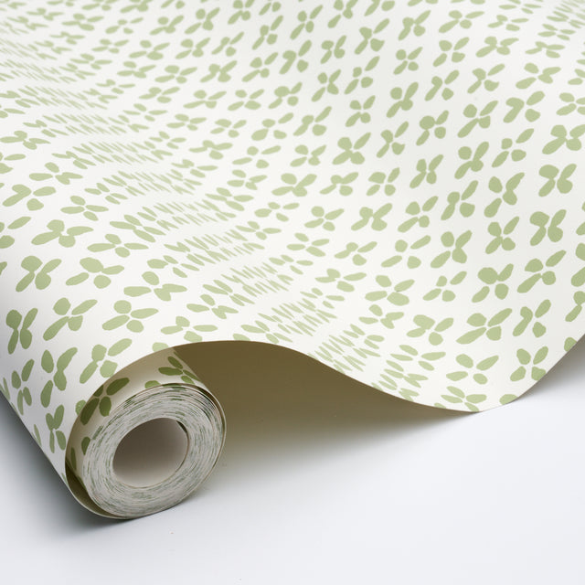 Emerson Green on Ivory Small-Scale Quatrefoil Print Wallpaper – Schumacher 5013942