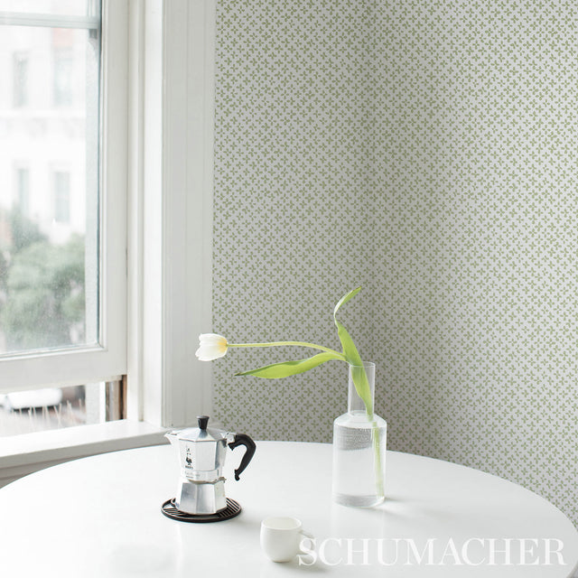 Emerson Green on Ivory Small-Scale Quatrefoil Print Wallpaper – Schumacher 5013942