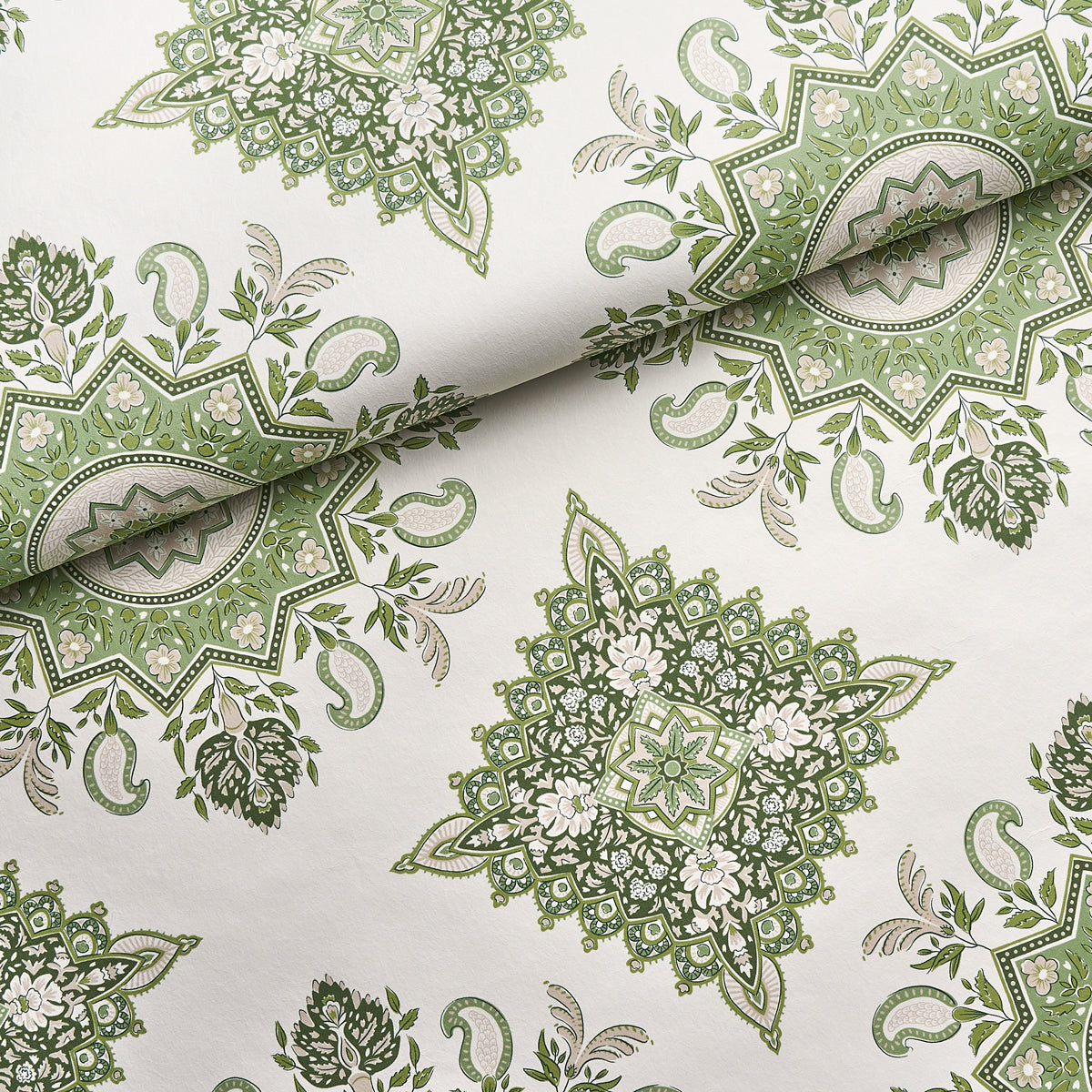Montecito Medallion Leaf Green by Mark D. Sikes Large-Scale Medallion Wallpaper – Schumacher 5014361