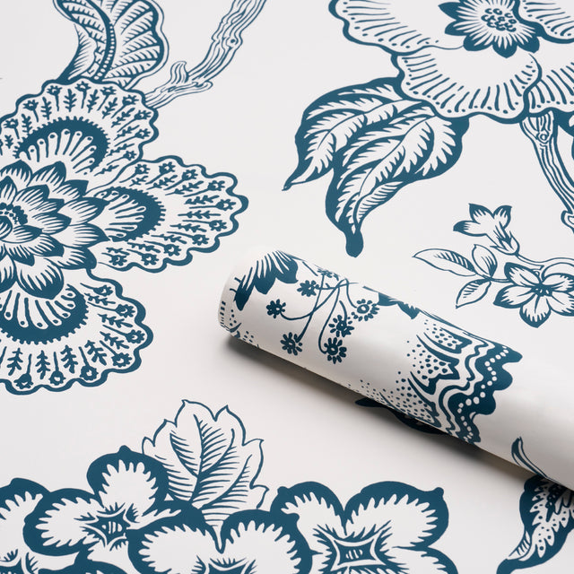 Hothouse Flowers Silhouette Peacock on White by Celerie Kemble Wallpaper – Schumacher 5015324