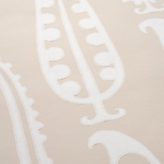Paisley Peas Natural by Drusus Tabor Modern Paisley Wallpaper – Schumacher 5015382