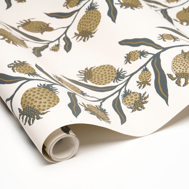 Thistle Vine Black & Gold by Marian McEvoy Botanical Stripe Wallpaper – Schumacher 5015481
