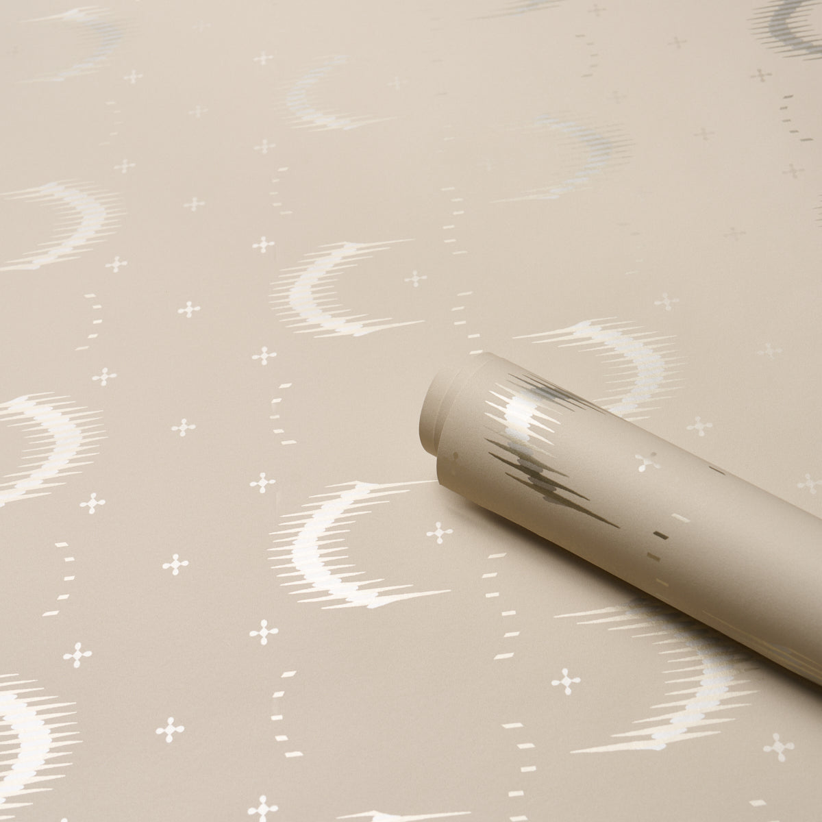 Aristelle Warm Silver by Schumacher Abstract Geometric Wallpaper – Schumacher 5016470