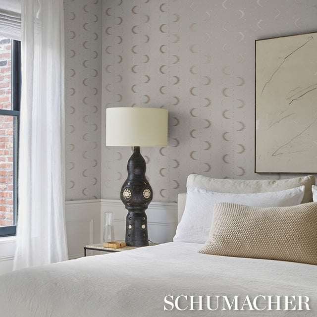 Aristelle Warm Silver by Schumacher Abstract Geometric Wallpaper – Schumacher 5016470