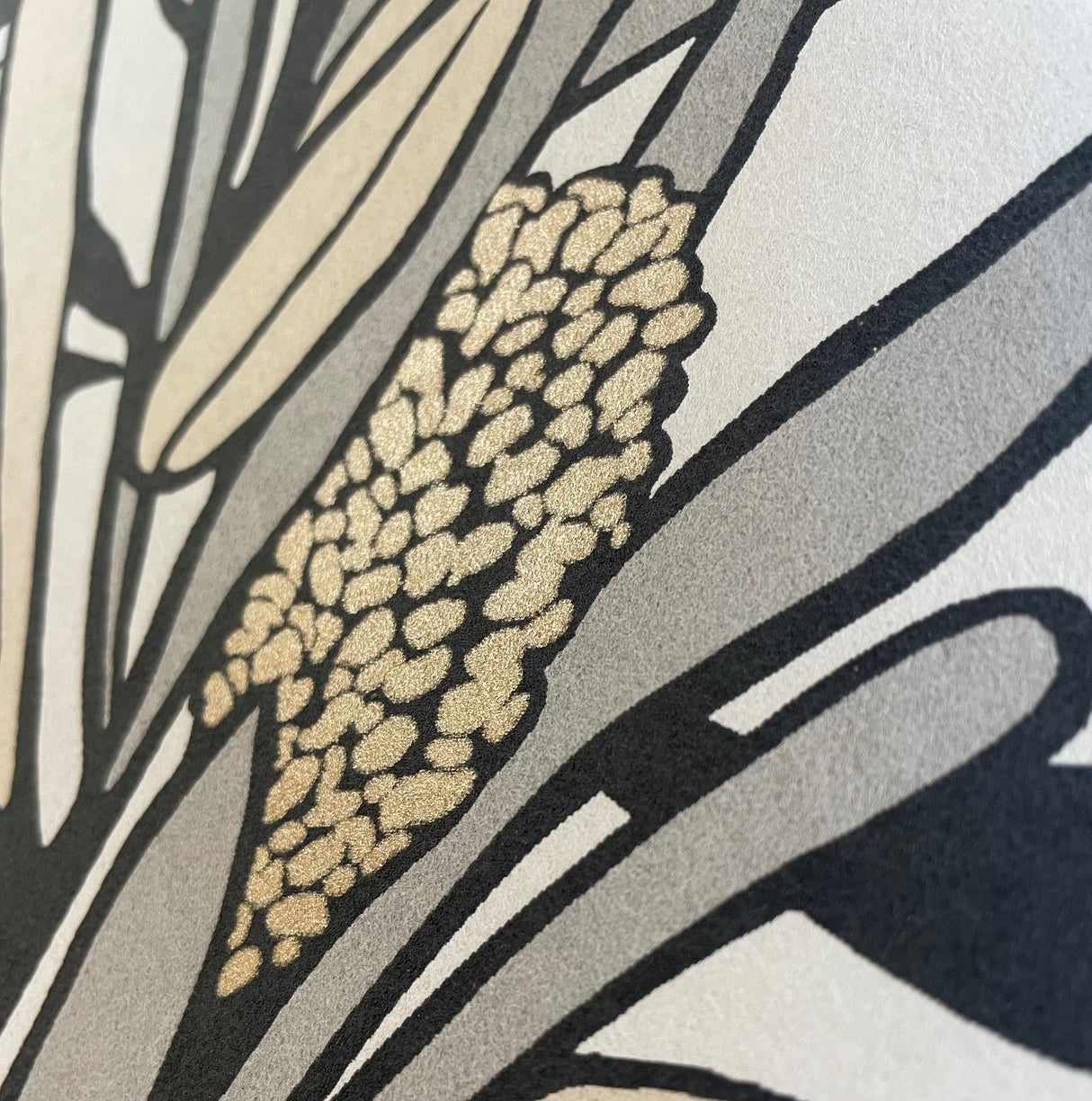Fandango Bloom White and Grey by Veer Decor Floral Wallpaper – 8251-AH1
