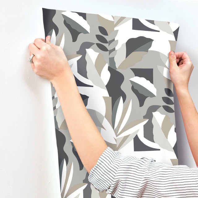 Papier Colle Black & White Wallpaper with Botanical Abstract Motif - York AG2003